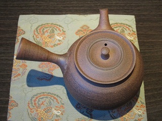 日本茶専門店 道中庵の特製茶器（清水北條）